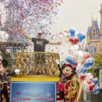 Campeão do Super Bowl comemora título na Disney World