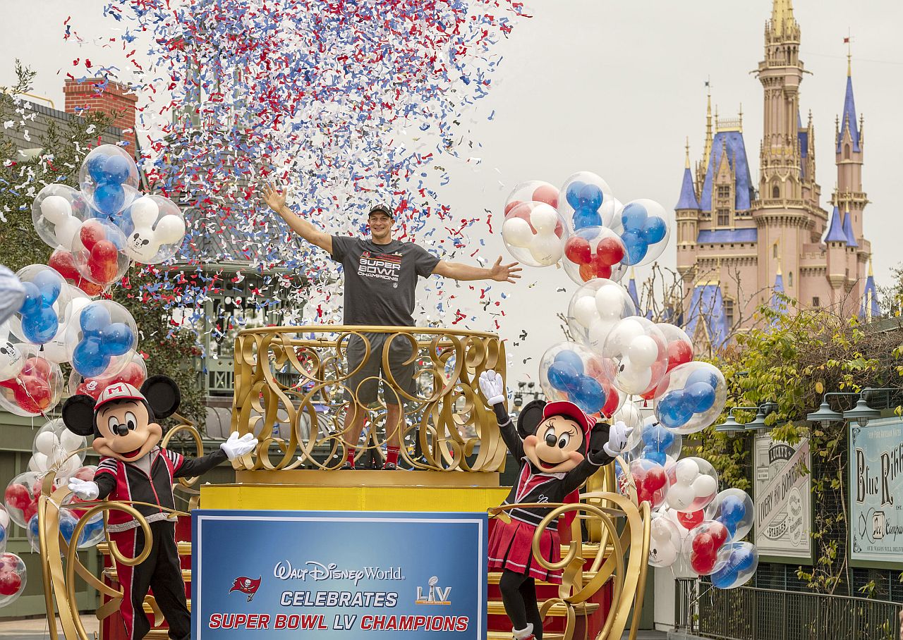 Campeão do Super Bowl comemora título na Disney World