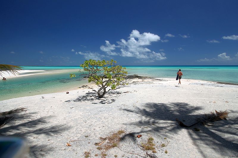 praia isolada e mar azul