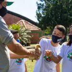 Acampamentos de férias se preparam para a temporada de julho com teste de covid e máscara