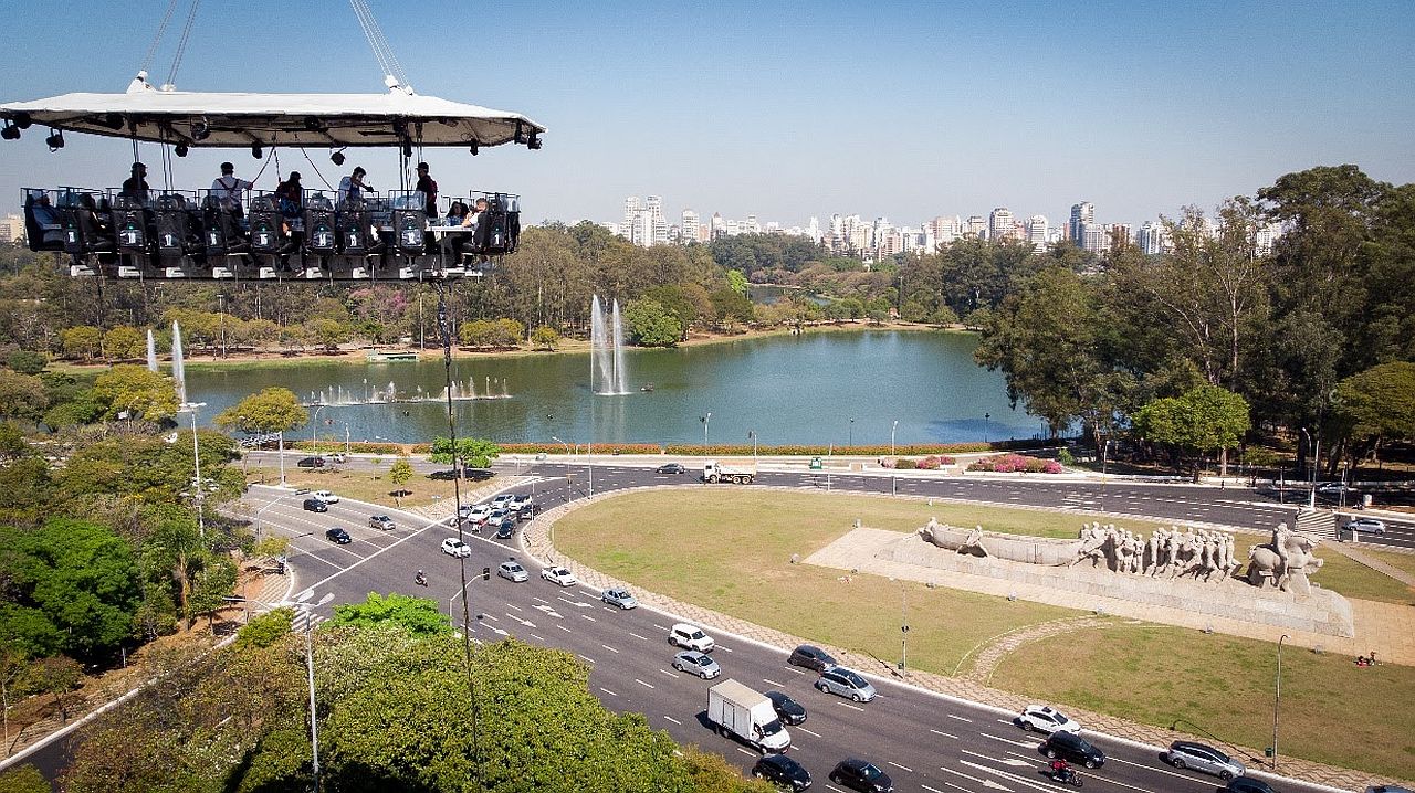 &#8220;Jantar nas alturas&#8221; em plataforma sem piso erguida a 50 metros chega à São Paulo