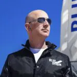 Pessoas mais velha e jovem a ir ao espaço acompanham Jeff Bezos em voo da Blue Origin