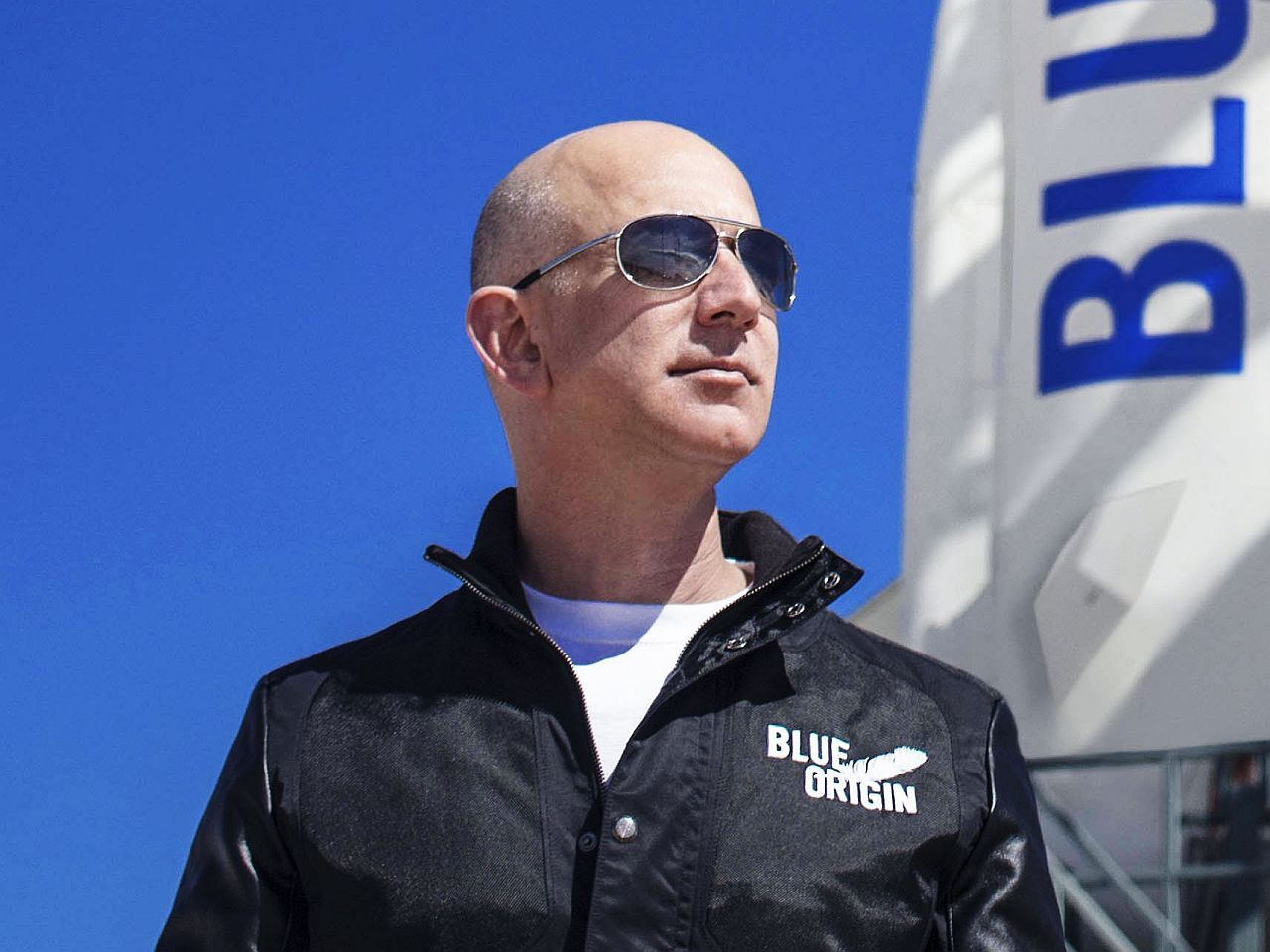 Pessoas mais velha e jovem a ir ao espaço acompanham Jeff Bezos em voo da Blue Origin