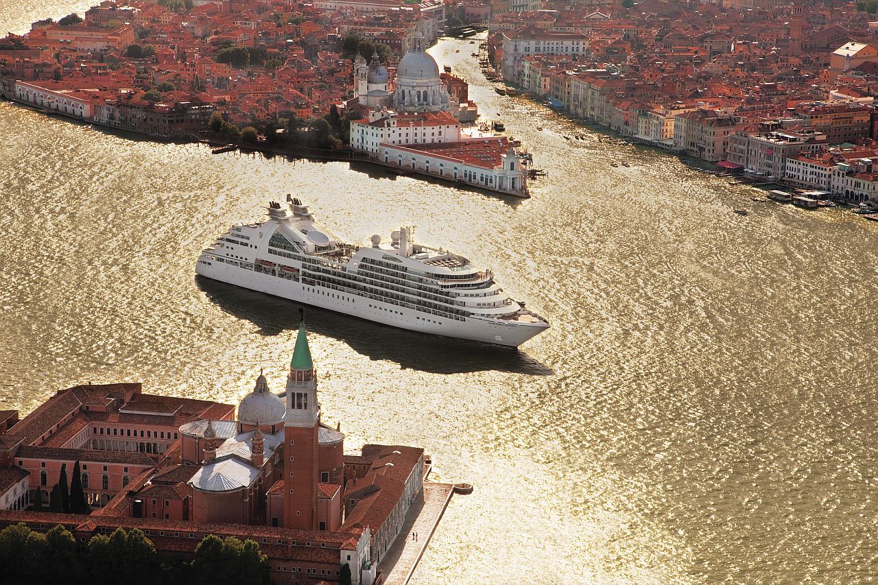 Itália proíbe entrada de grandes navios de cruzeiros em Veneza