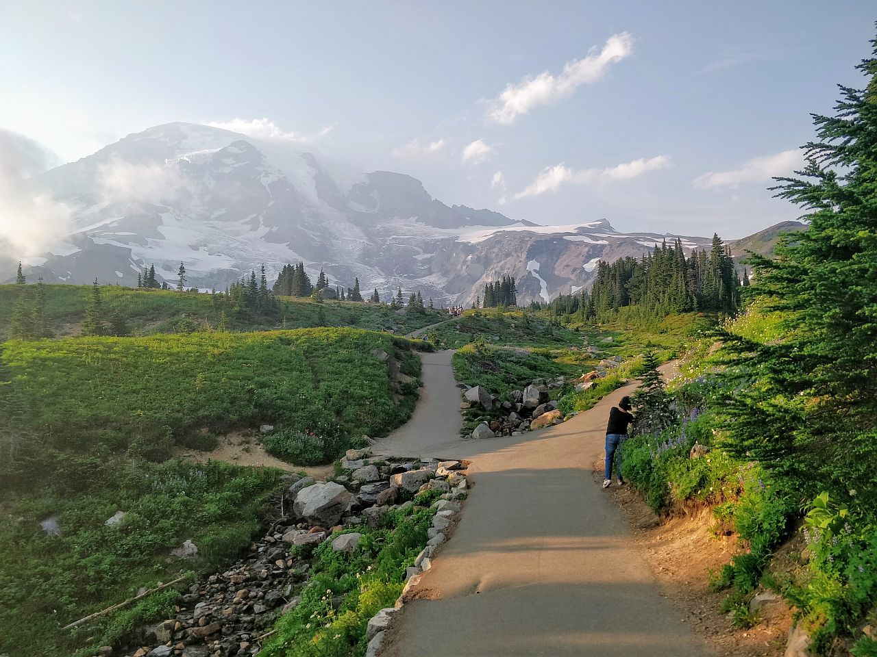 Vulcão ativo Mount Rainier atrai montanhistas nos Estados Unidos