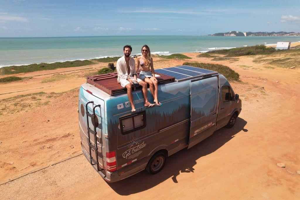 Casal brasileiro larga carreira para viajar de motorhome