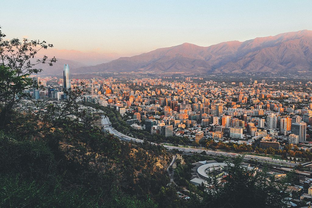 Chile reabre fronteiras terrestres e elimina quarentena para quem tomar 3a dose da vacina – confira as regras