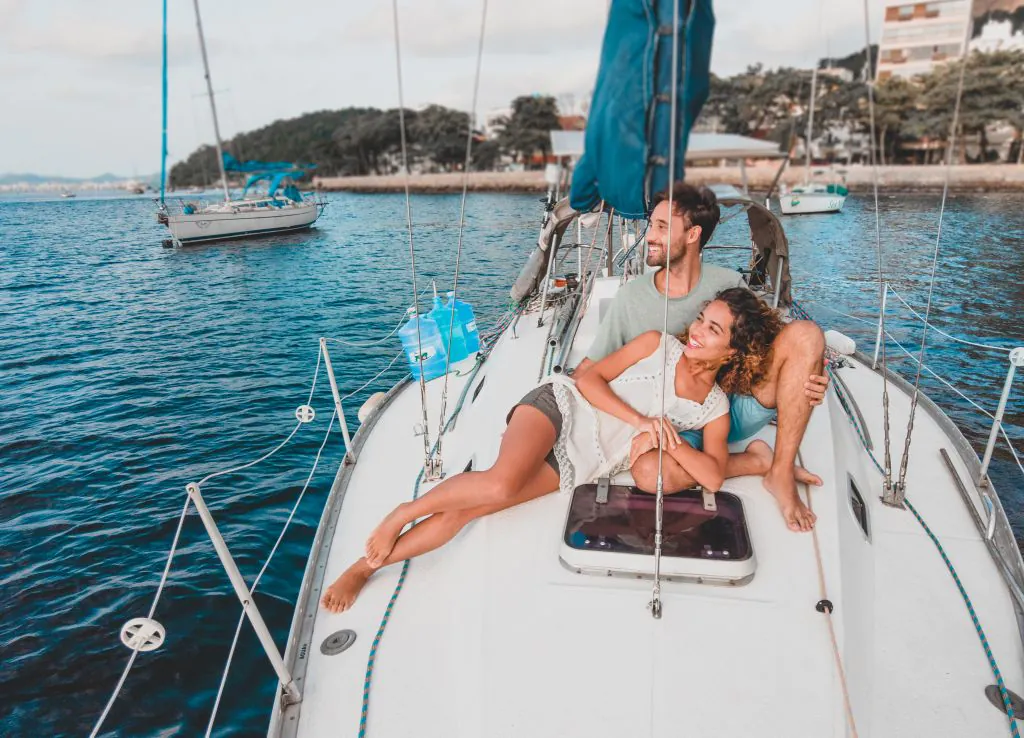 Casal compartilha vida em alto-mar a bordo de um veleiro