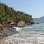 Ubatuba e Rio de Janeiro são os destinos mais buscados para viagens de Natal e Ano Novo