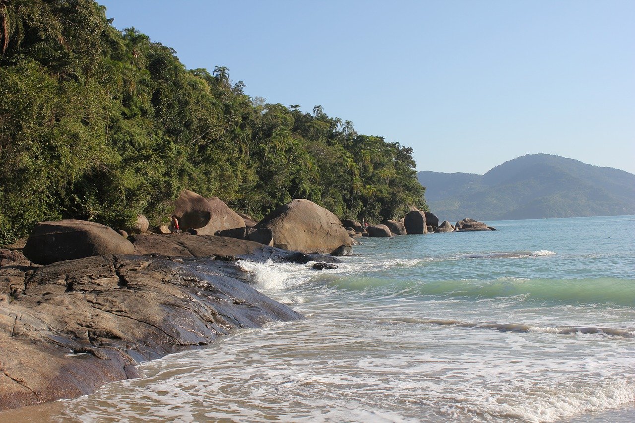 Ubatuba e Rio de Janeiro são os destinos mais buscados para viagens de Natal e Ano Novo