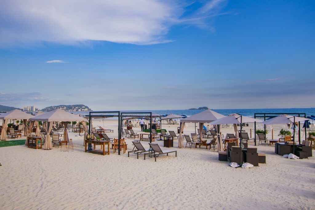 Casa Grande Resort inaugura beach club no Guarujá