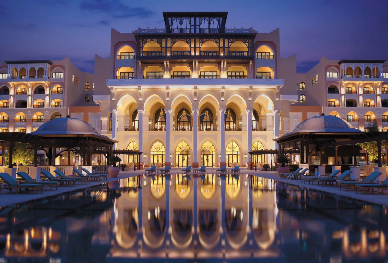 Hotel do Palmeiras no Mundial em Abu Dhabi abriga shopping e praia particular