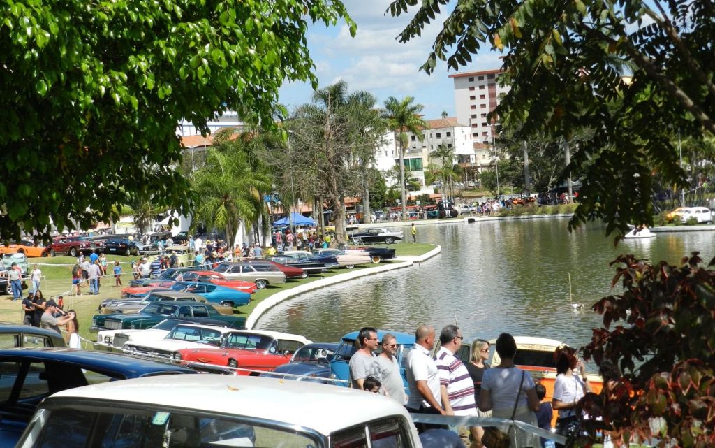 Águas de Lindóia recebe encontro de carros antigos