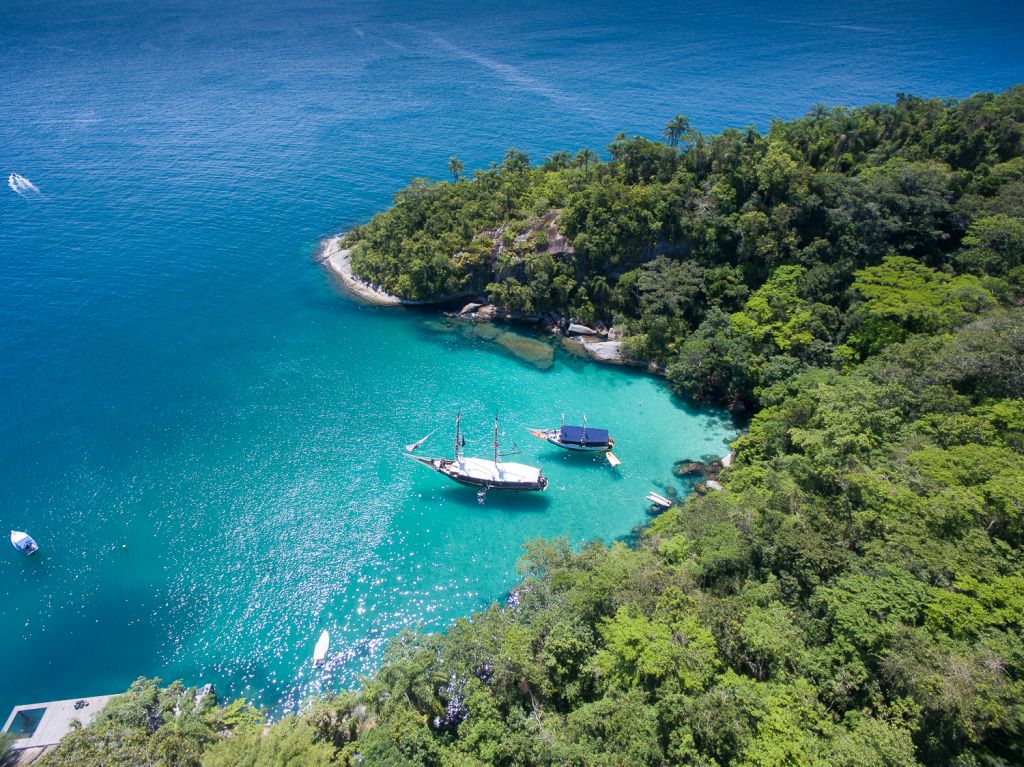 Roteiro explora praias e cachoeiras da cidade de Paraty