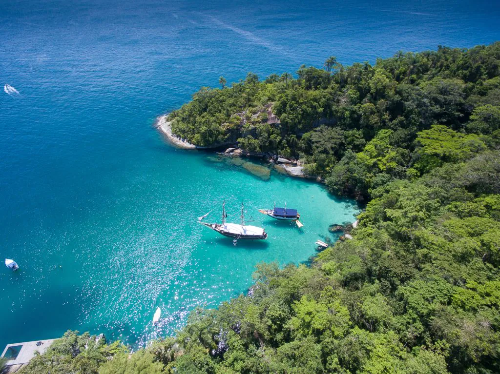 Roteiro explora praias e cachoeiras da cidade de Paraty