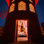 Moinho do Moulin Rouge tem quarto secreto disponível no Airbnb