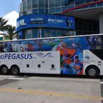 Ônibus que liga Miami a Orlando e outros destinos da Flórida ganha arte de brasileiro