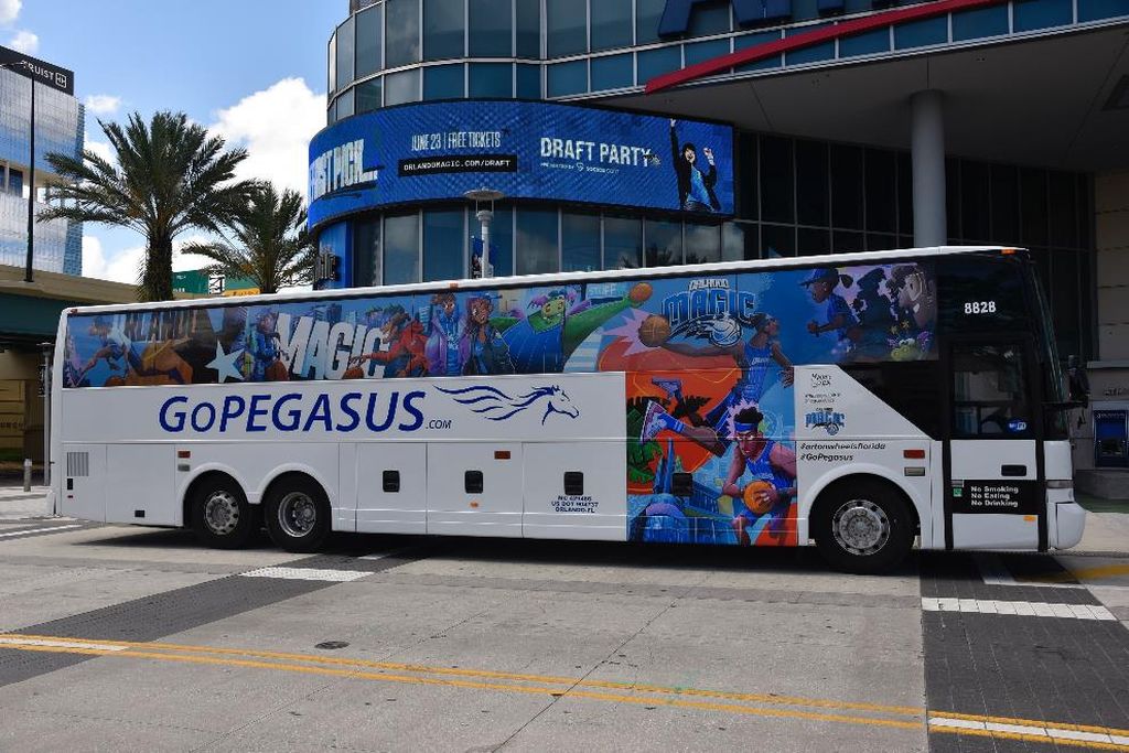 Ônibus que liga Miami a Orlando e outros destinos da Flórida ganha arte de brasileiro