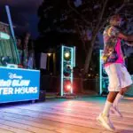 Parque aquático da Disney promove festa noturna com DJ e pool Party