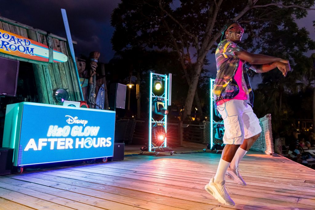 Parque aquático da Disney promove festa noturna com DJ e pool Party