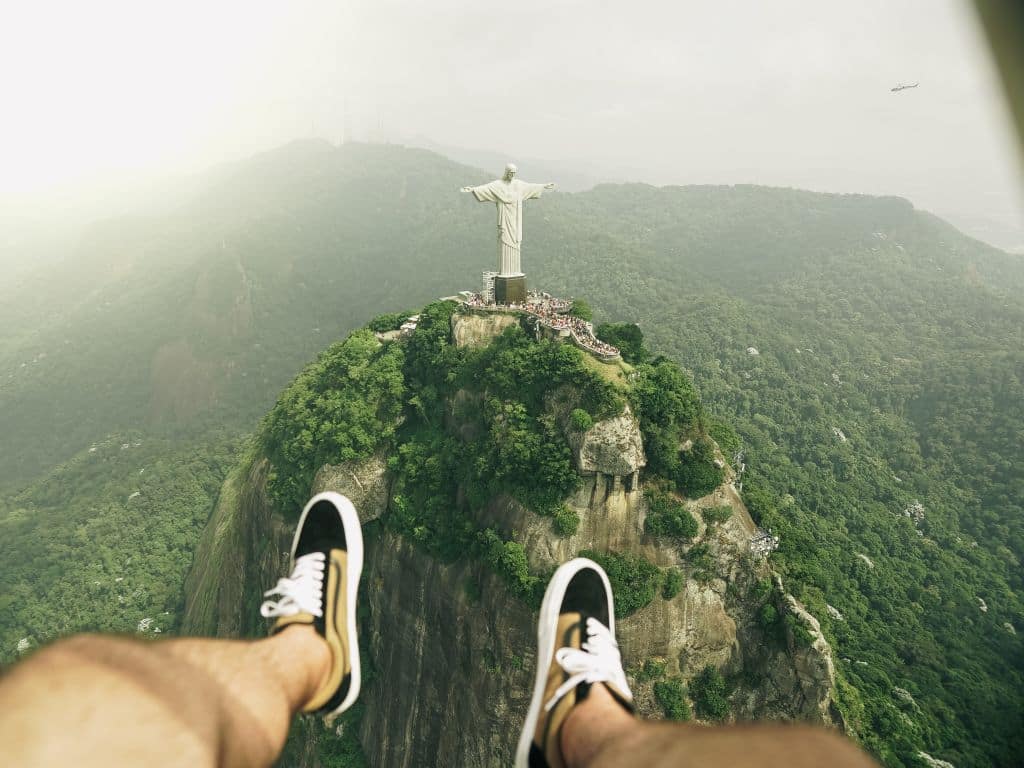 Novo passeio permite sobrevoar o Rio em helicóptero sem porta