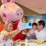 Parque temático lança café da manhã com a Peppa Pig