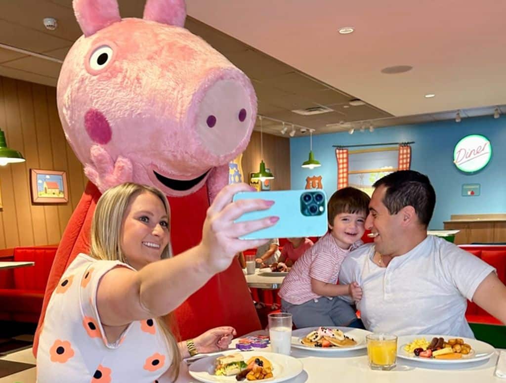 Parque temático lança café da manhã com a Peppa Pig