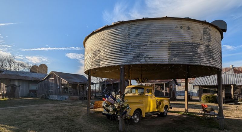 Hotel na Rota do Blues oferece cabanas em campo de algodão