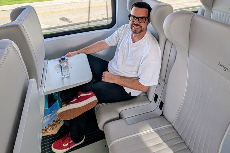 Como é viajar no Brightline, o trem que liga Miami a Orlando